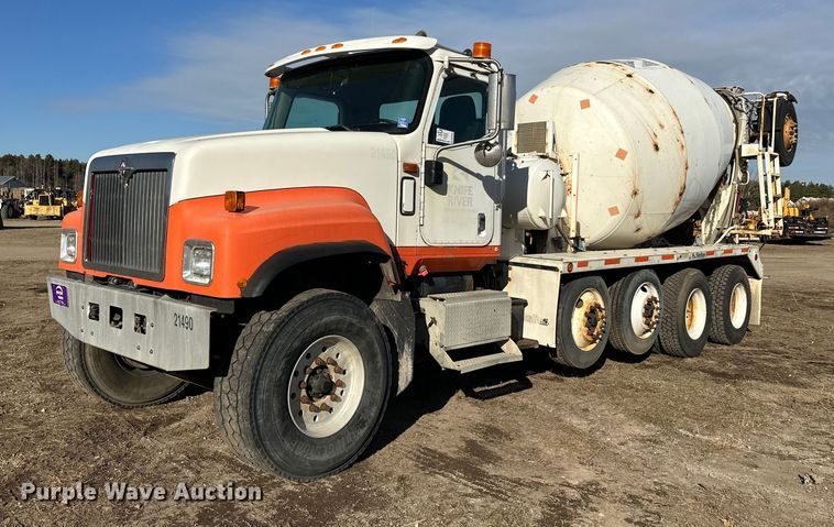 2005 International 5500i ready mix truck - DW4356