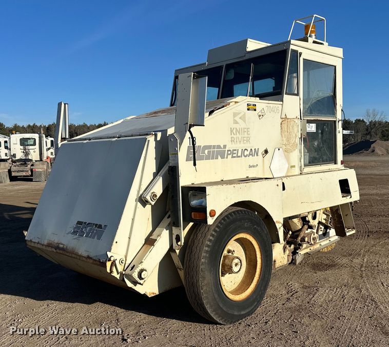 Elgin Pelican street sweeper - DW4360