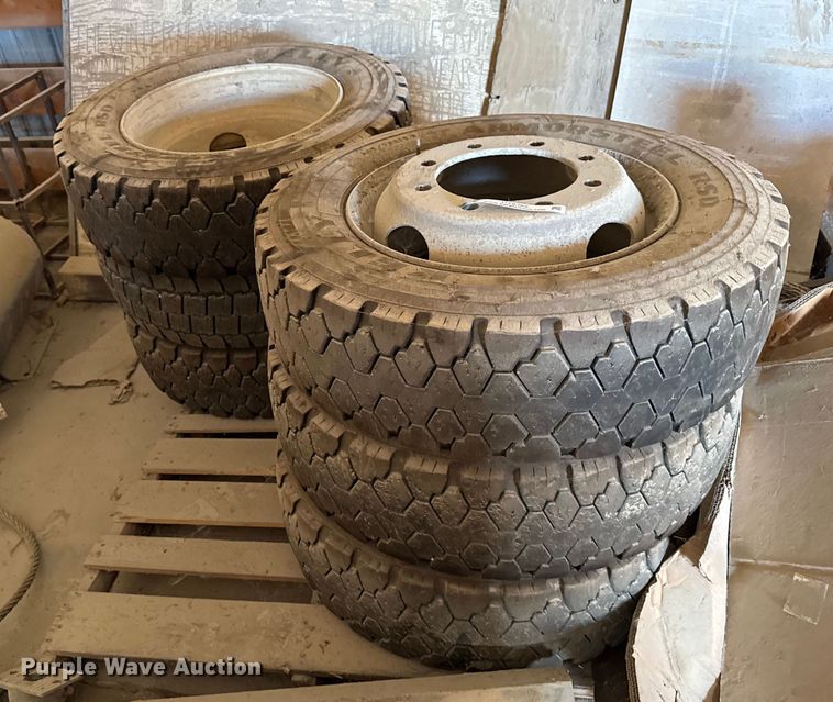 (6) 245/70R19.5 wheels and tires - DY8362