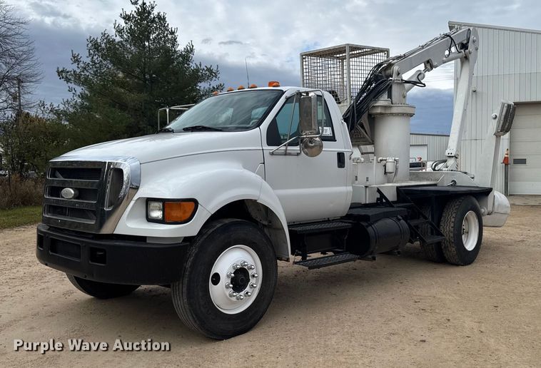 2004 Ford F750 crane truck - EA2008
