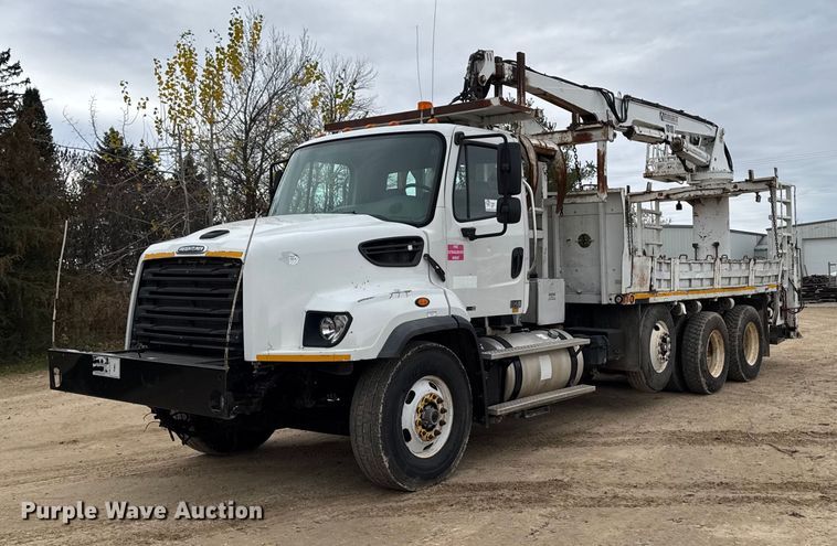 2014 Freightliner 114SD crane truck - EA2014