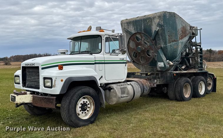 2001 Mack RD690S ready mix truck - EA2016