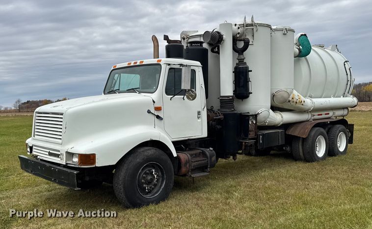2001 International 2674 vacuum truck - EA2017