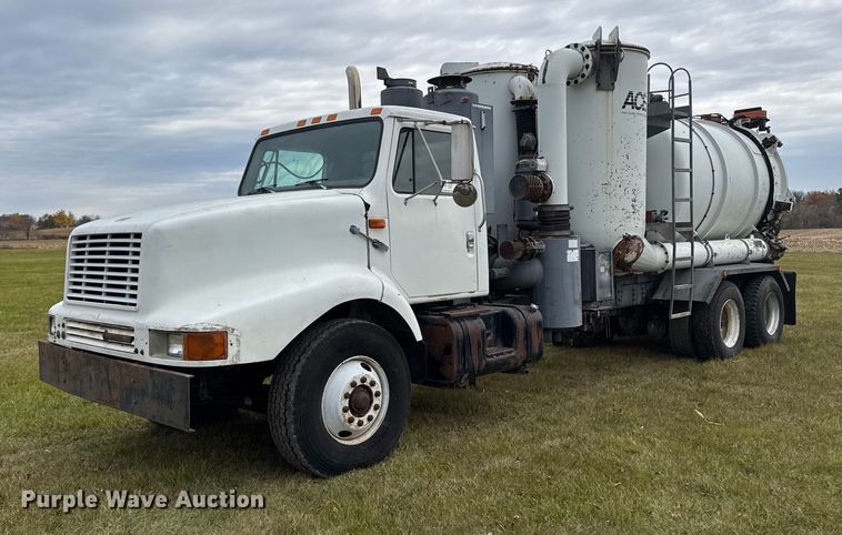 1999 International 2674 vacuum truck - EA2019