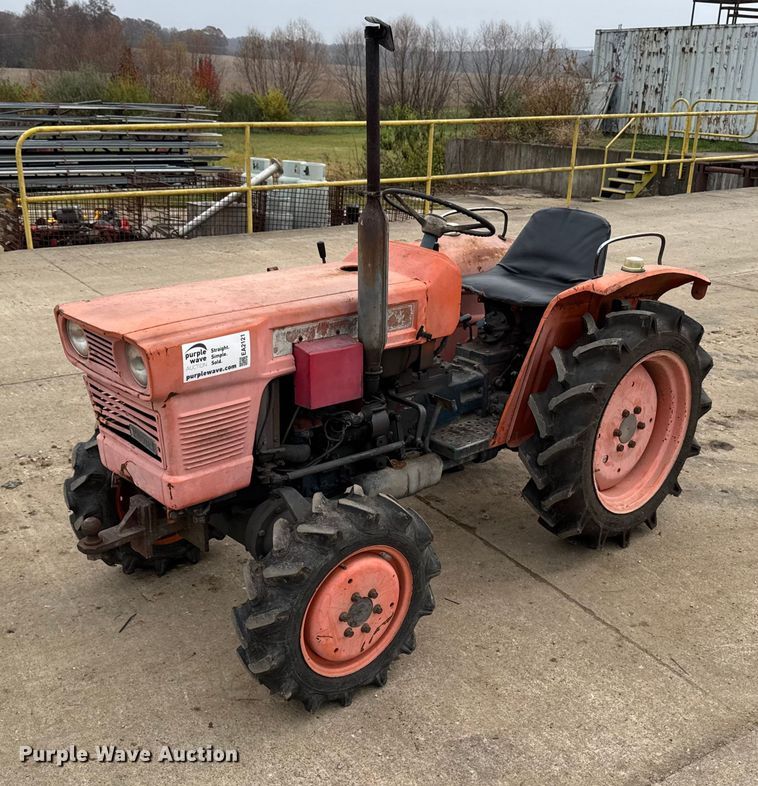 Kubota MFWD tractor - EA2121