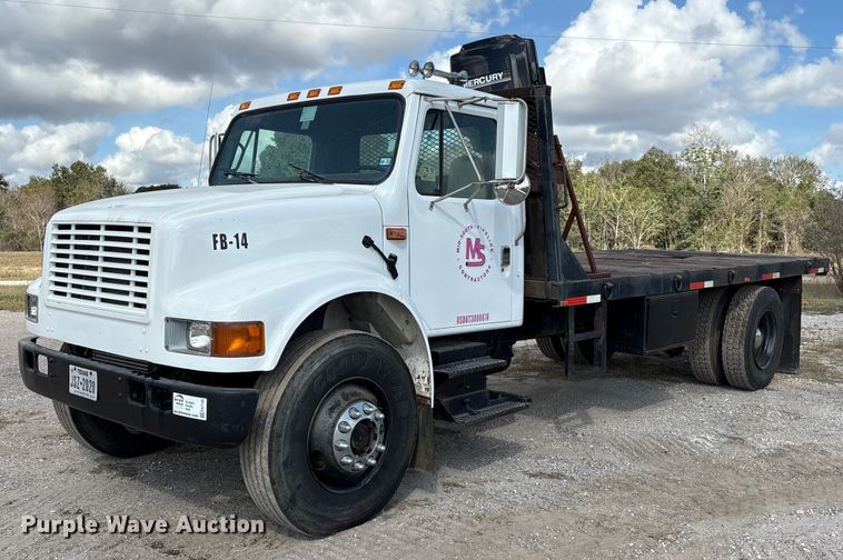 1992 International 4900 flatbed truck - EA7105