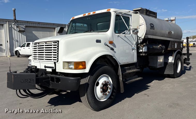 1999 International 4700 oil distributor truck - EC4197