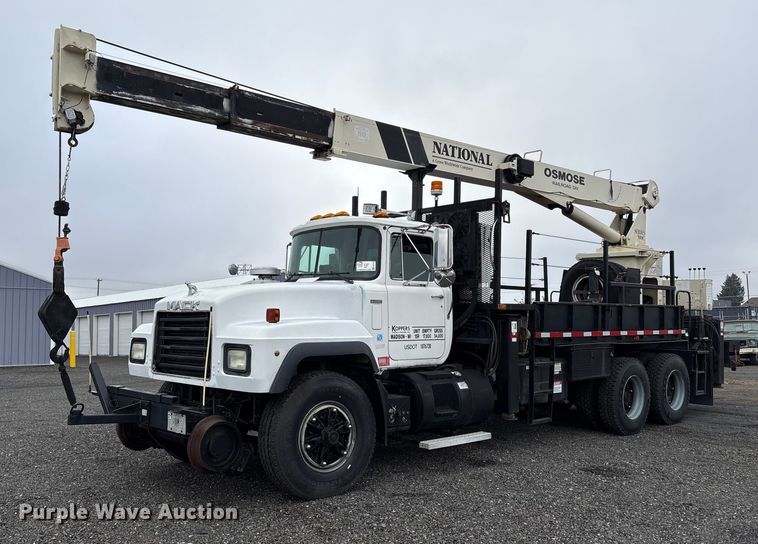 1996 Mack RD688S crane truck - EC8135
