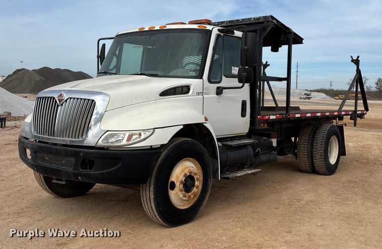 2003 International 4300 flatbed truck - ED2389