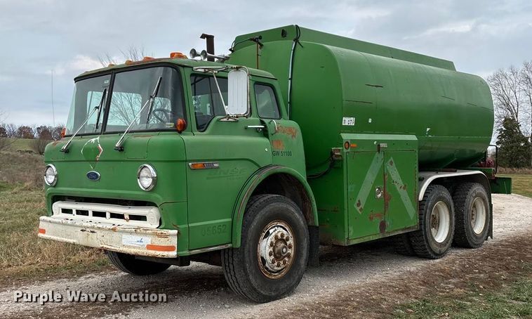 1988 Ford 8000 tank truck - ED2399