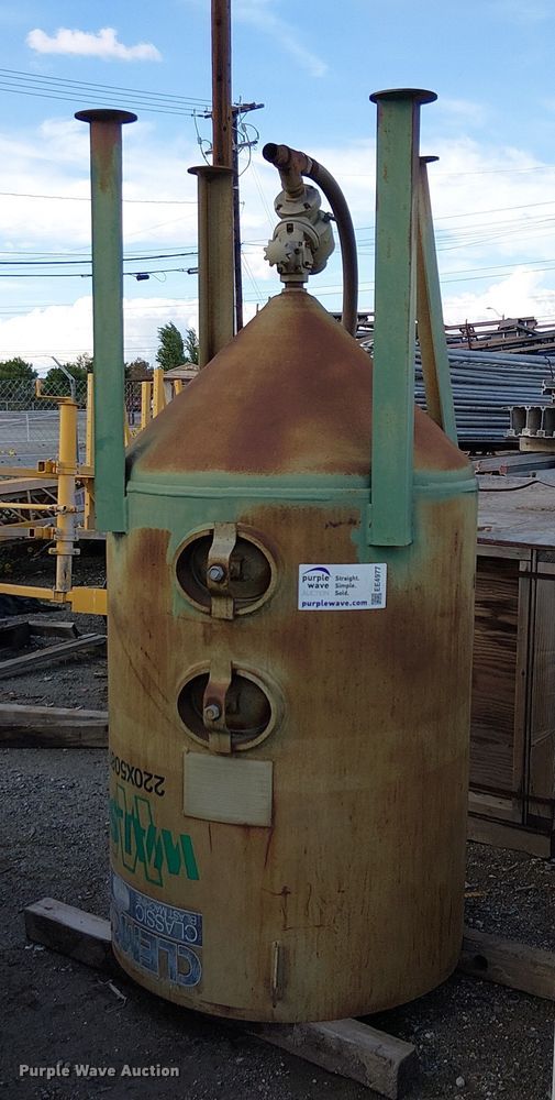 2014 Clemco 3680 sandblasting pot - EE4977