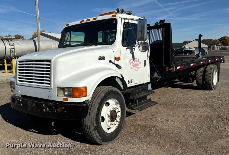 1995 International 4900 flatbed truck - EF2288