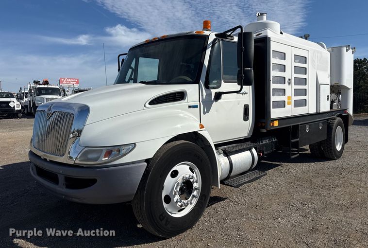 2013 International 4300 vacuum truck - EG1739