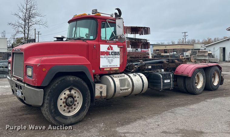 1995 Mack RD688S hook lift truck - EL0068