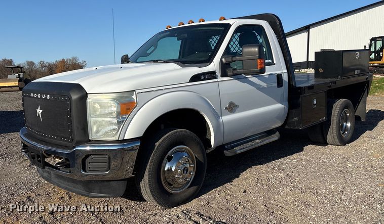 2011 Ford F350 Super Duty flatbed pickup truck - EM6186