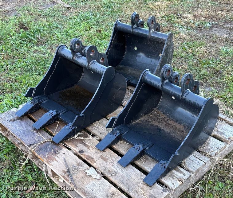 (3) excavator buckets - EN5781
