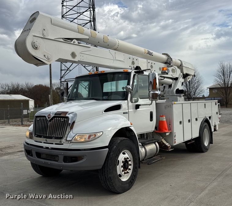 2014 International 4400 bucket truck - ER0285