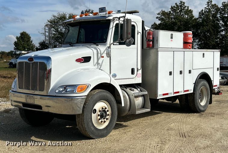 2010 Peterbilt 337 utility / service truck - ET6574