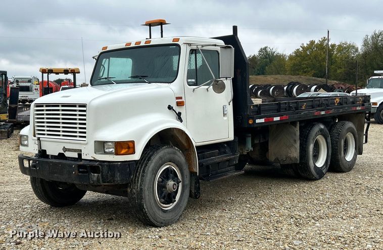 1995 International 4900 flatbed truck - ET6575