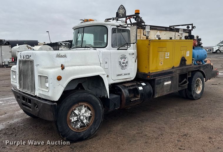 1980 Mack fuel / lube truck - EU6415