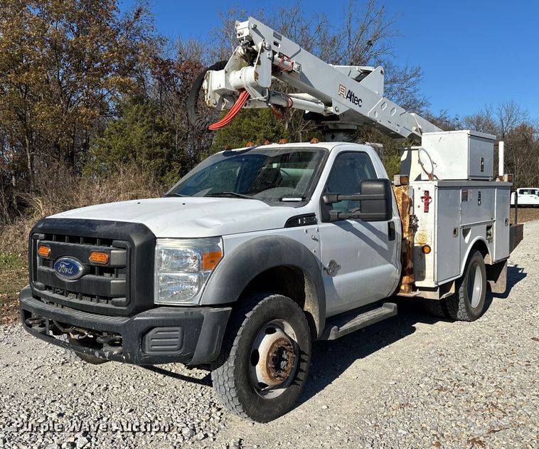 2011 Ford F550 bucket truck - EV3280