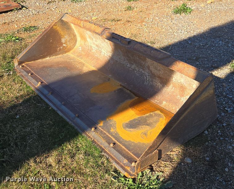82" W skid steer bucket - EV4406