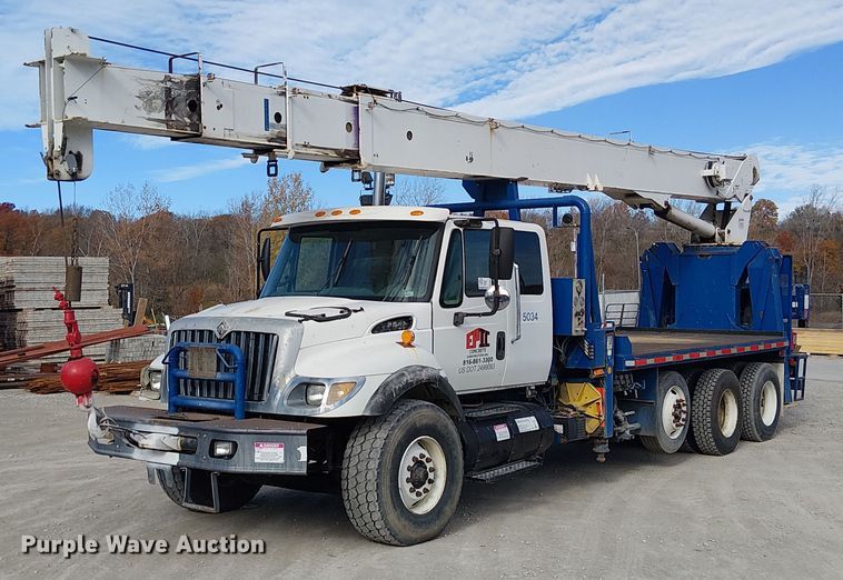 2004 International 7500 crane truck - FK0552