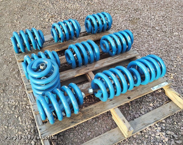 (10) screen shaker deck coil springs - IH9345
