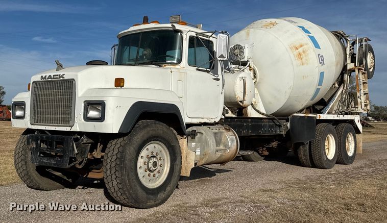 1995 Mack RD690S ready mix truck - NA9843