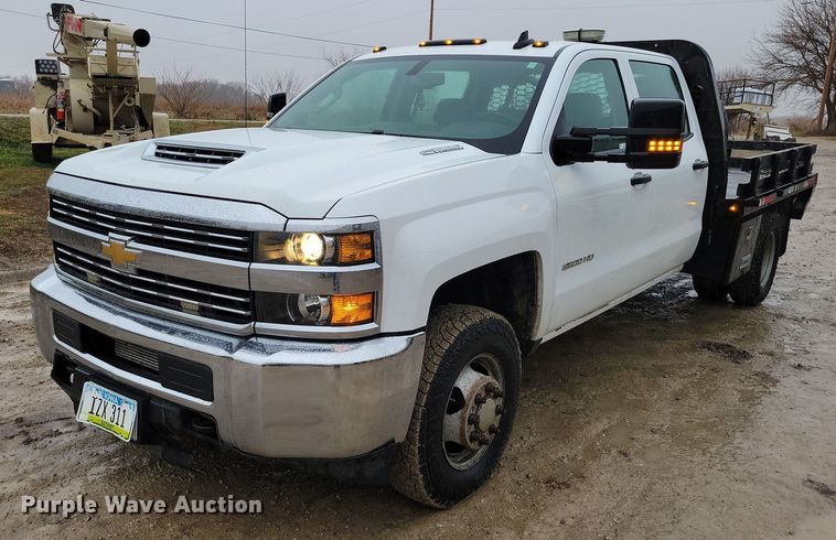 2017 Chevrolet Silverado 3500HD Crew Cab flatbed pickup truck - NO9801