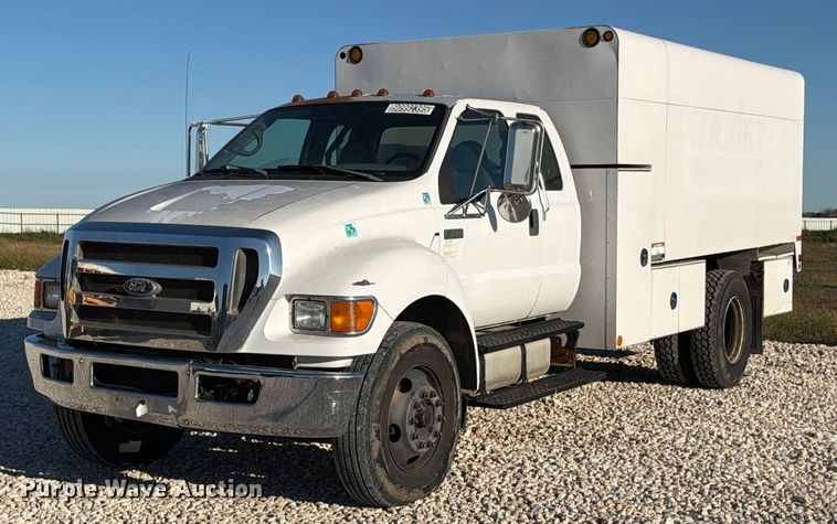 2010 Ford F750 Super Duty chipper truck - YA1480