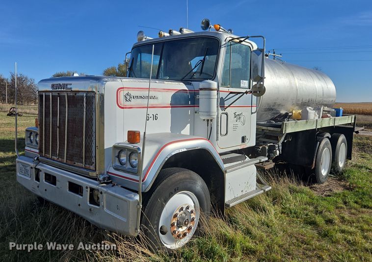 1977 GMC General tank truck - DT4535