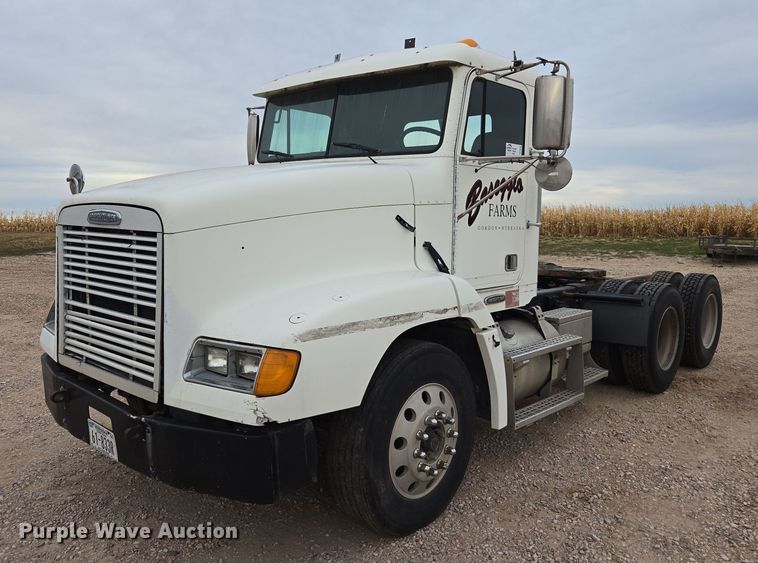 2001 Freightliner FLD semi truck - DT4544