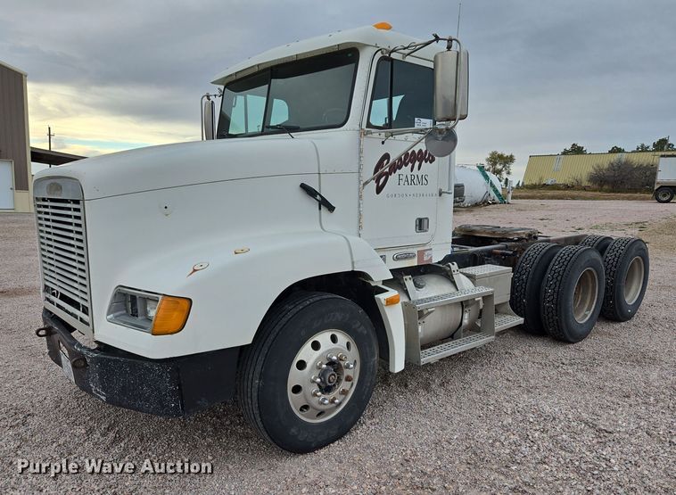 2001 Freightliner FLD112 semi truck - DT4545