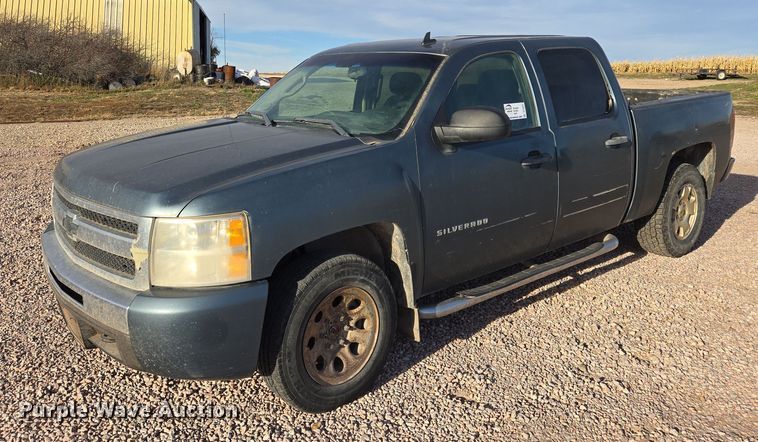 2010 Chevrolet Silverado 1500 Crew Cab pickup truck - DT4557