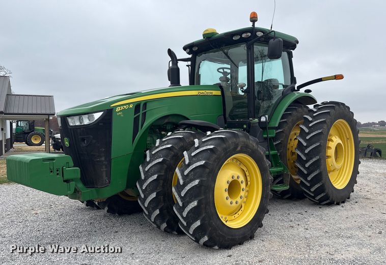 2017 John Deere 8370R MFWD tractor - DT4589