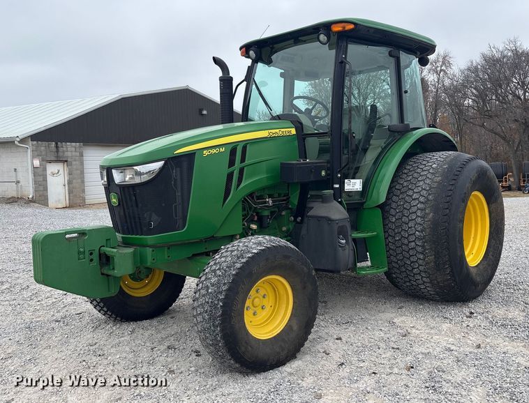 2017 John Deere 5090M tractor - DT4640