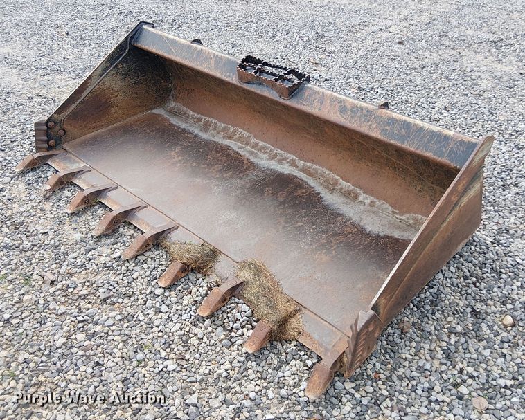 80" W skid steer bucket - DT4697