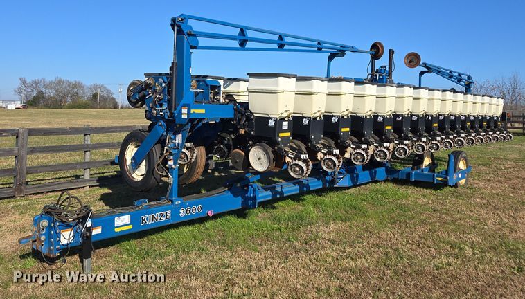 Kinze 3600 split row no-till planter - DU2569
