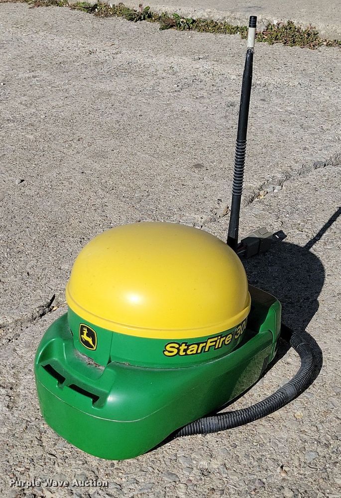 John Deere StarFire 3000 GPS RTK receiver - DX6637