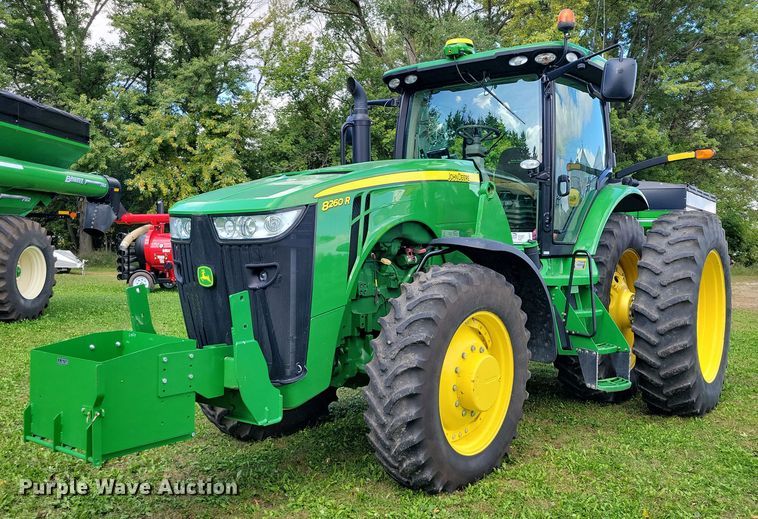 2013 John Deere  8260R MFWD tractor - EA2577