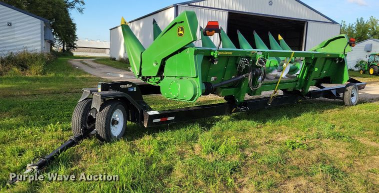 2022 John Deere  C8R corn head - EA2581