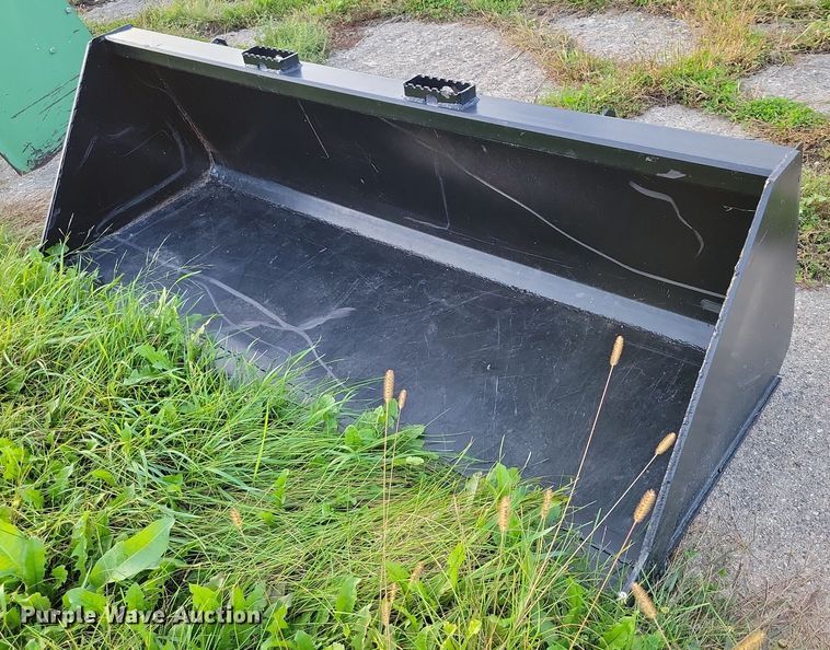 Titan skid steer bucket - EA2595