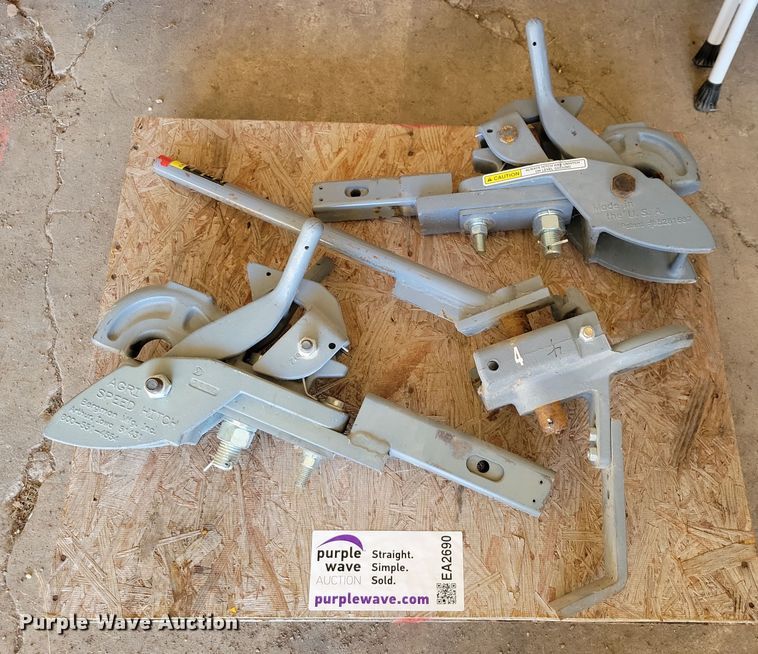 (3) Agri Speed pintle hitches - EA2690