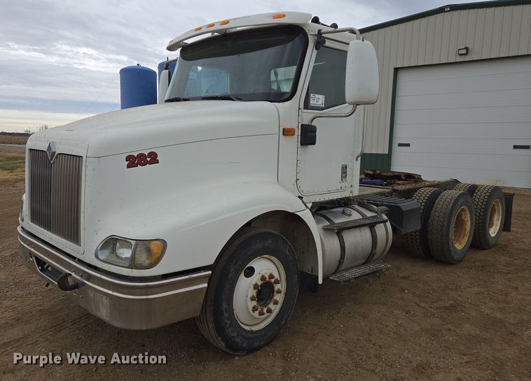 2001 International 9100i semi truck - EB1182