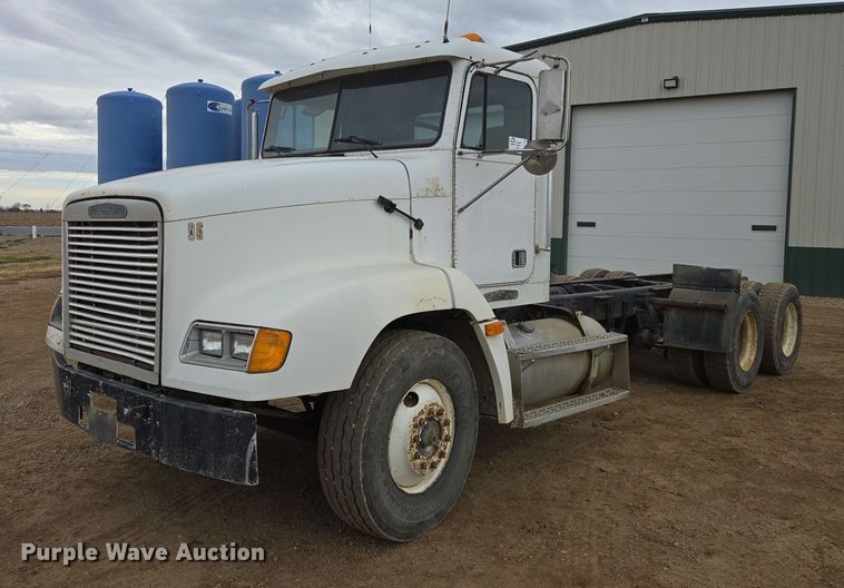 1996 Freightliner FLD112 truck cab and chassis - EB1183