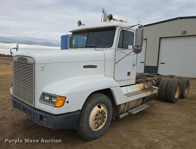 1992 Freightliner FLD truck cab and chassis - EB1184