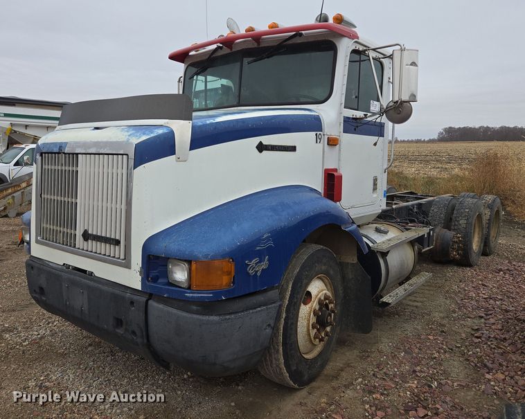 1993 International 9200 Eagle truck cab and chassis - EB1186
