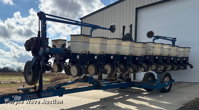 Kinze 3600 split row planter - EC4485