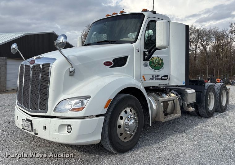 2019 Peterbilt 579 semi truck - EM6195